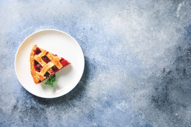 Lezzetli ev yapımı Amerikan kirazlı turtası. Lezzetli ev yapımı, gevrek hamurlu vişneli turta