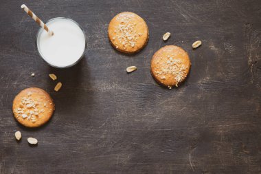 Ahşap arka planda fıstıklı ev yapımı kurabiye. Fıstıklı kurabiye. düz yatak, metin için yer, yemek arkaplanı.