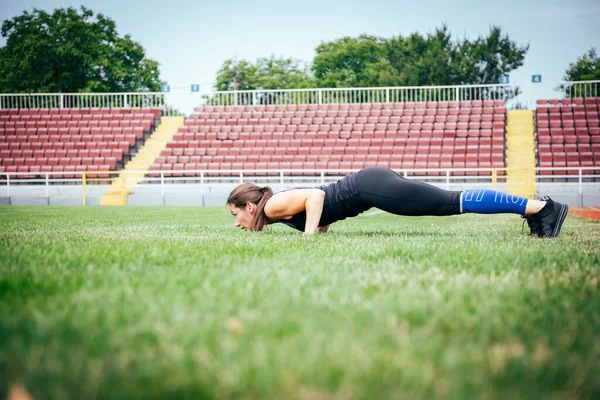 Genç Atletik Kadın Esneyip Koşmaya Hazırlanıyor Güçlü Sporcu Kadın — Stok fotoğraf