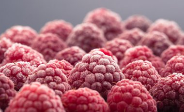 Dondurulmuş ahududu siyah arka plan üzerine. Soğuk berry