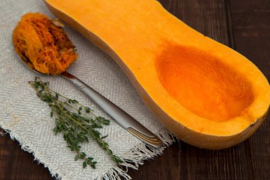 kabak ve koyu ahşap zemin üzerine kekik