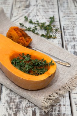 kabak ve kekik Beyaz ahşap zemin üzerinde