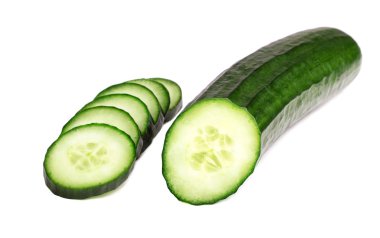 Beyaz arkaplanda izole edilmiş salatalık ve dilimler.