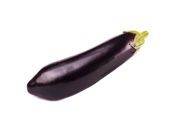 Een fris en ruwe aubergine op witte achtergrond — Stockfoto
