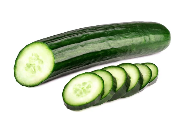Komkommer en plakjes geïsoleerd op een witte achtergrond — Stockfoto