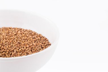 Beyaz arka planda bir kasede karabuğday