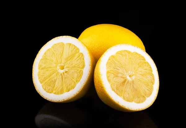 Siyah arka plan üzerine izole limon grubu — Stok fotoğraf