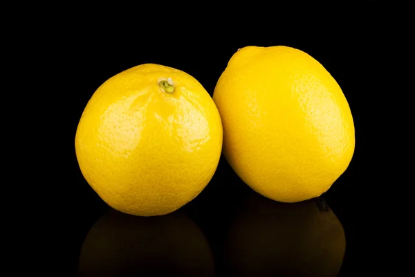 Grupo de limones aislados sobre fondo negro — Foto de Stock