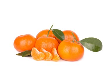 Mandalina yaprakları ve beyaz izole dilimleri ile