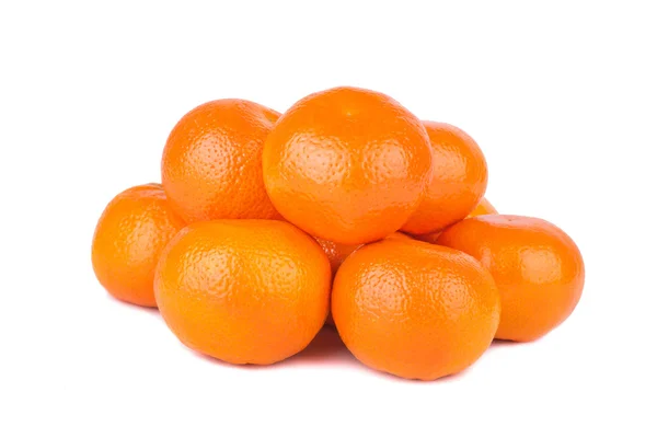 Спелые мандарины, изолированные на белом — стоковое фото