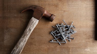 Pençe çekici ve taşra tahtasında galvanize çiviler.