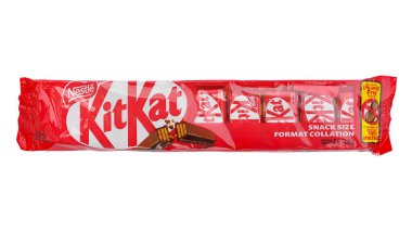 Pleasant Valley, Kanada - 22 Ağustos 2025: Beyaz üzerine izole edilmiş Nestle mini KitKat çikolataları paketi. Nestle, İsviçre merkezli bir yiyecek ve içecek şirketidir ve dünyanın en büyük gıda şirketidir..