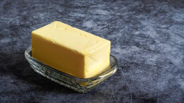 Kopya alanı olan cam tabaktaki tereyağı bloğu