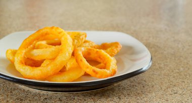 Fotokopi alanı olan çıtır altın soğan halkaları..