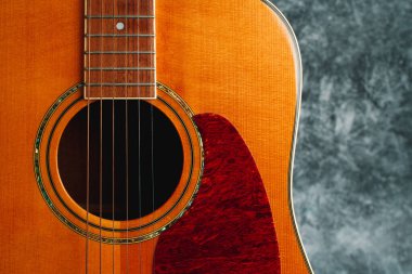 Akustik gitarın yakın plan detayları cesedi, ses deliğini, yankesiciyi ve panonun bir kısmını gösteriyor..