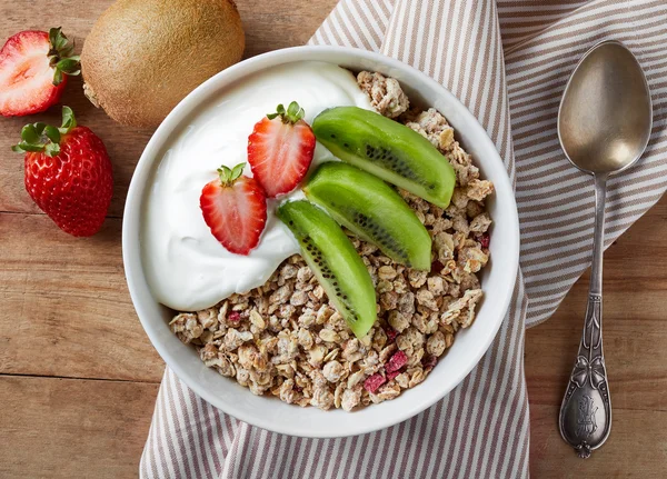 Cuenco de granola con yogur y fruta fresca — Foto de Stock