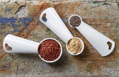 Kırmızı quinoa, maca toz ve chia tohumu
