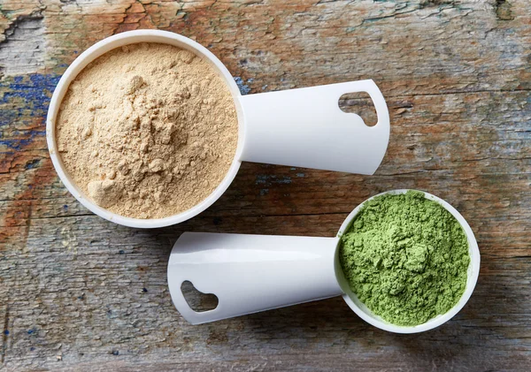 Escovas de medição de maca e cevada ou trigo em pó de relva — Fotografia de Stock