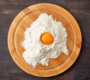 kırık yumurta un kesme tahtası üzerinde