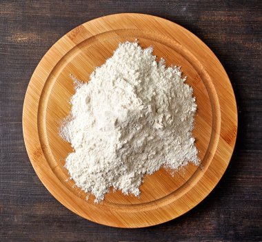 Beyaz un ahşap kesme tahtası üzerinde