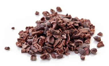 Beyaz zemin üzerine kakao nibs yığını