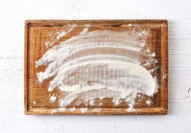 Beyaz un ahşap kesme tahtası üzerinde