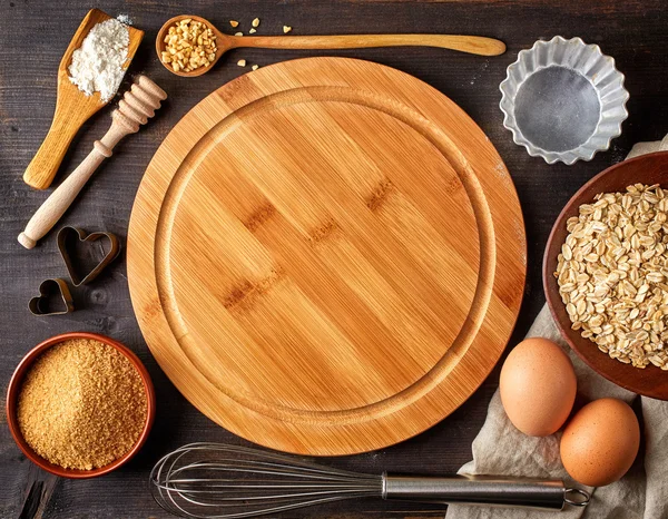 Bakning bakgrund med mjöl, ägg och verktyg — Stockfoto