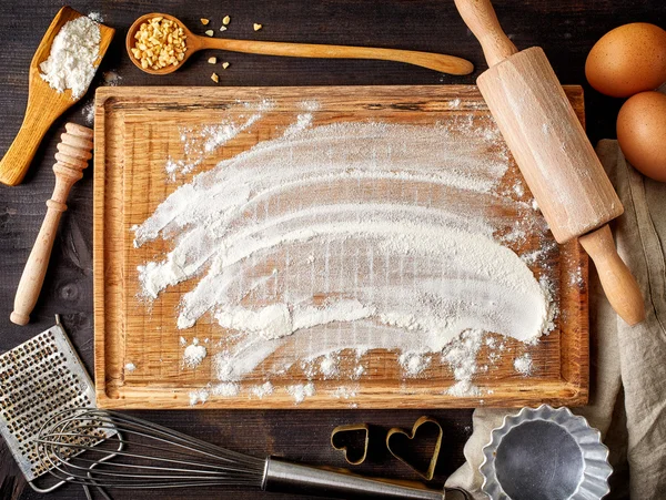 Baking background with flour, eggs and tools — Stock Photo, Image