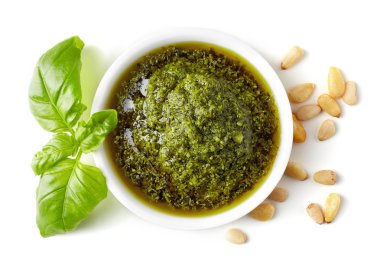 Yeşil pesto sos, çam fıstığı ve fesleğen
