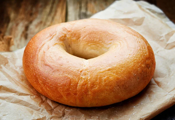 Bagel fresco na mesa de madeira — Fotografia de Stock