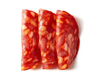 beyaz zemin üzerine chorizo sosis