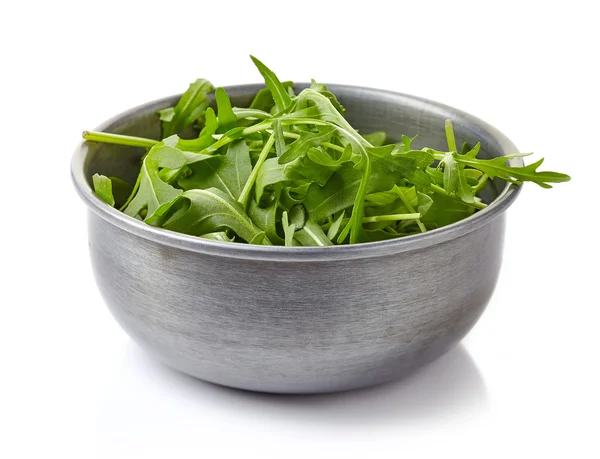 Arugula hijau segar pada latar belakang putih — Stok Foto