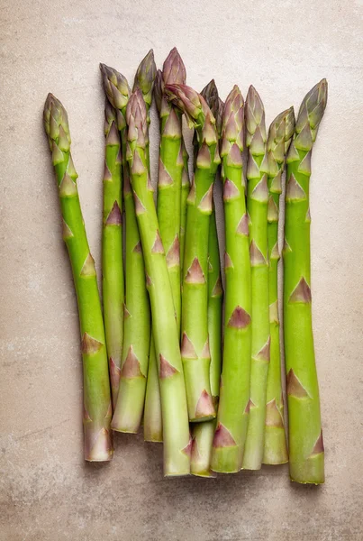 Frischer Spargel auf Steintisch — Stockfoto