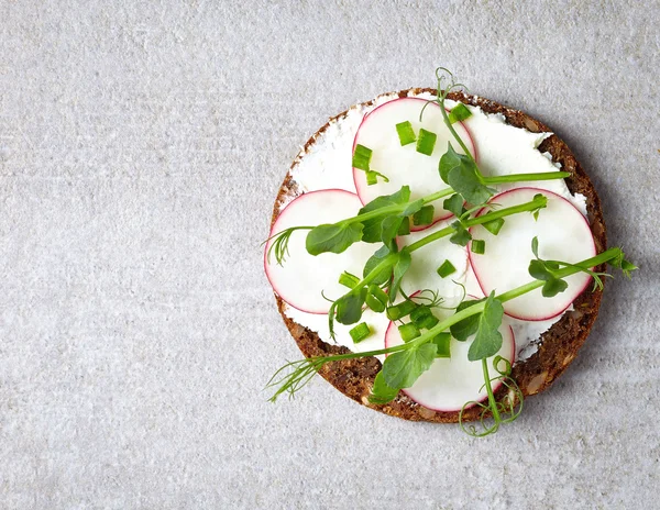 Sanduíche saudável com pão orgânico multi grãos, queijo creme e — Fotografia de Stock