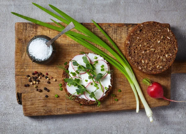 Zdrowa kanapka z organicznych multi ziarna chleba, śmietana ser — Zdjęcie stockowe