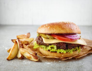 Çizburger ve patates dilimleri