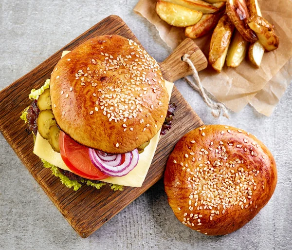 Cheeseburger e fatias de batata — Fotografia de Stock