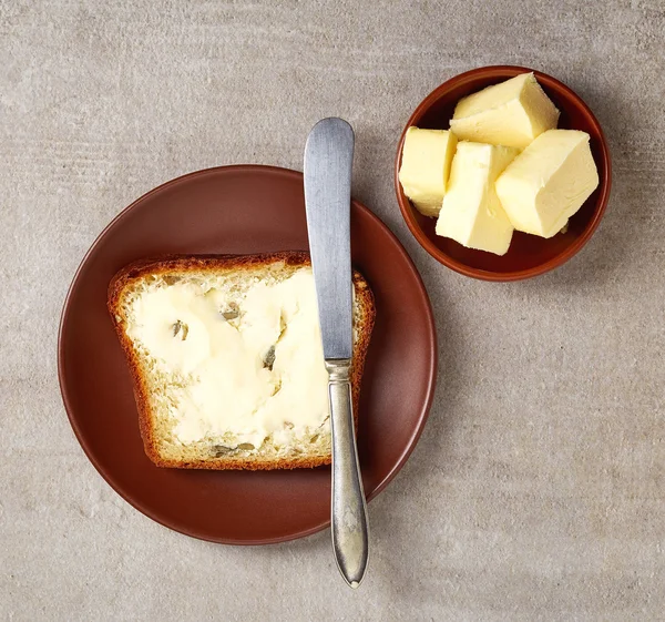 Brot in Scheiben mit Butter — Stockfoto