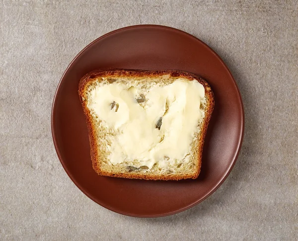 Brot in Scheiben mit Butter — Stockfoto