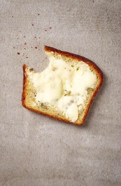 Нарезанный хлеб с маслом — стоковое фото