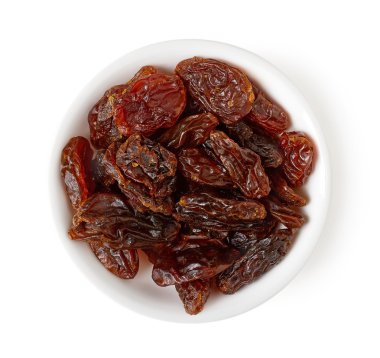 Kuru üzüm yukarıdan beyaz izole kase