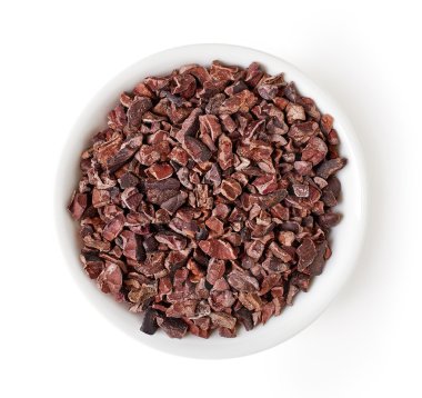 Kakao nibs yukarıdan beyaz izole kase