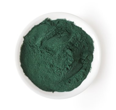 Spirulina tozu üzerine beyaz, yukarıdan izole kase