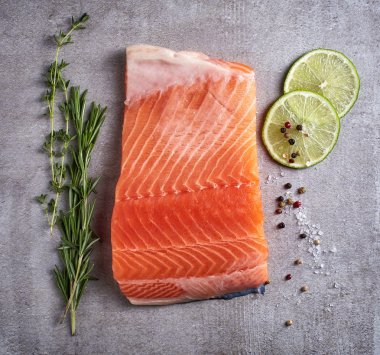 Kireç, biberiye, karabiber ve tuz ile taze Çiğ somon fileto