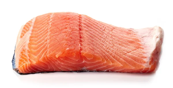 Свежий сырой лосось филе изолированы на белом — стоковое фото