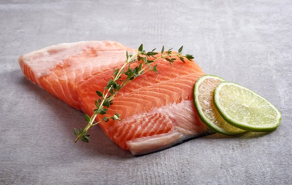 Fresh raw salmon fillet with lime and rosemary — Stock Photo, Image