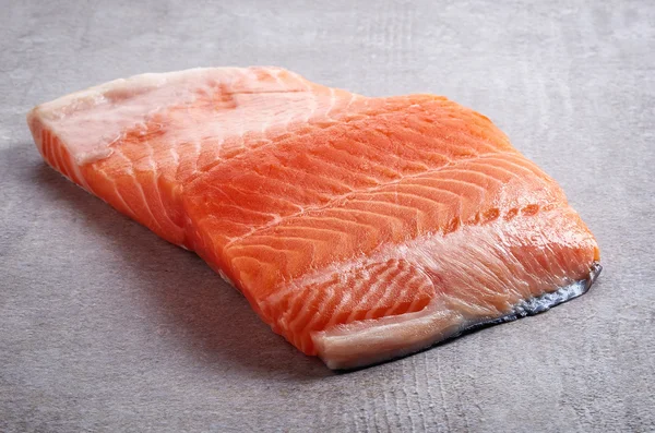 Свіже сире червоне філе лосося — стокове фото