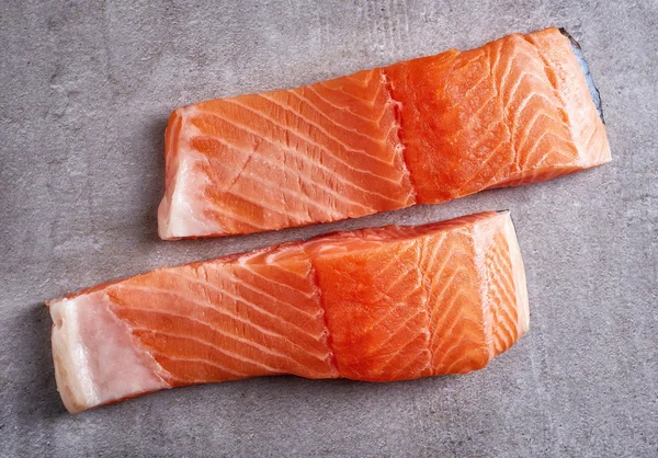Два свіжих червоного філе лосося — стокове фото
