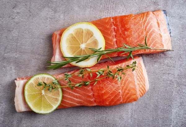 Два свіжих сирих філе лосося з лаймом, лимоном і спеціями — стокове фото