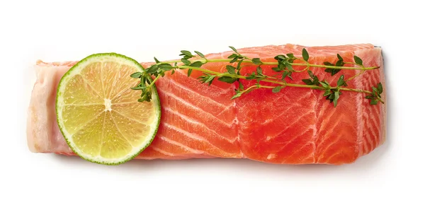 Свіже сире філе лосося з лаймом і чебрецем ізольовано на білому фоні, f — стокове фото